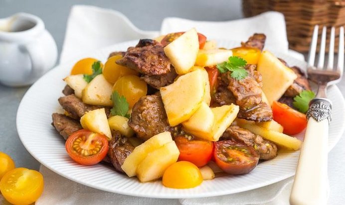 Салат с печенью и грушей