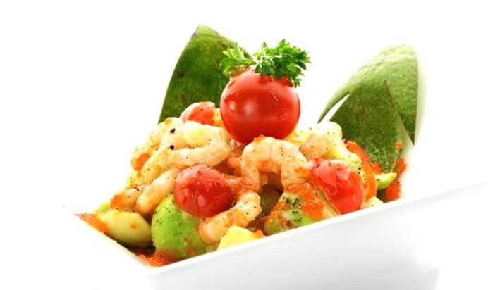 Салат из креветок с вишней