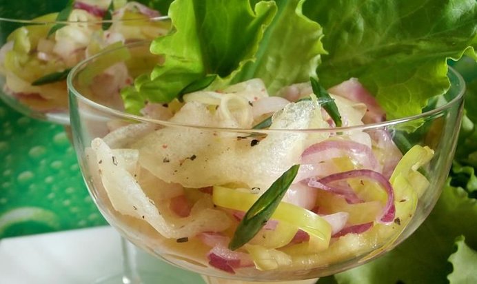 Необычный салат из дыни, лука и зеленого перца