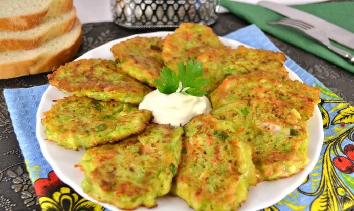 Кабачковые оладьи с морковью и брынзой