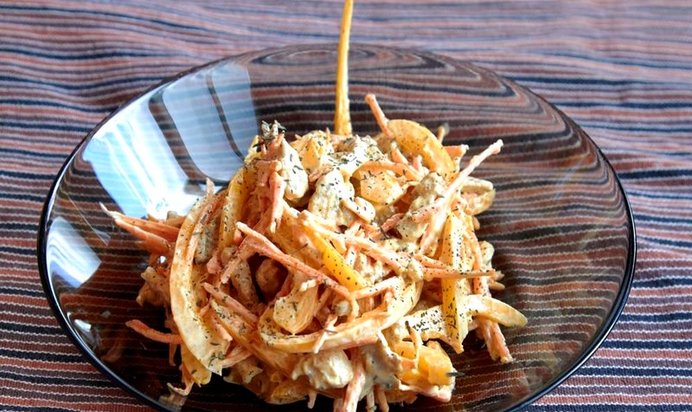 Салат с курицей, перцем и морковью