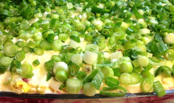 Слоеный овощной салат с солеными огурцами