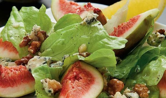 Зеленый салат с инжиром, горгонзолой и грецкими орехами