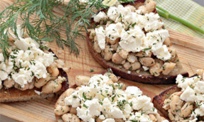 Тосты с фасолью и фетой