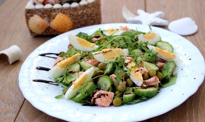 Салат с семгой Рыбная деревня