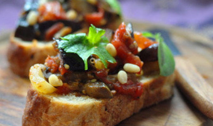 Брускетта с сицилийской закуской из баклажан, изюма и кедровых орешков