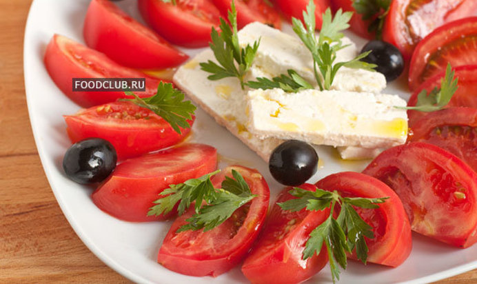 Салат из розовых помидоров с брынзой