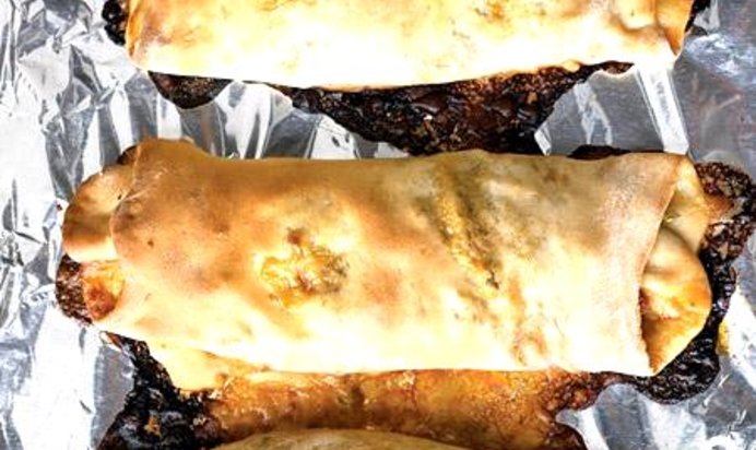 Стромболи с брокколи, салями и сыром