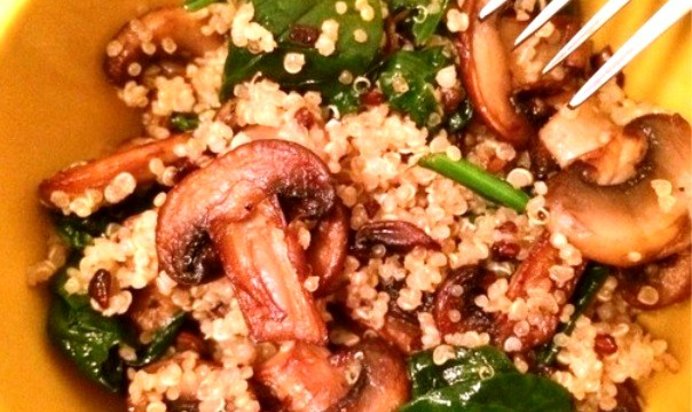 Салат с киноа, шпинатом и грибами