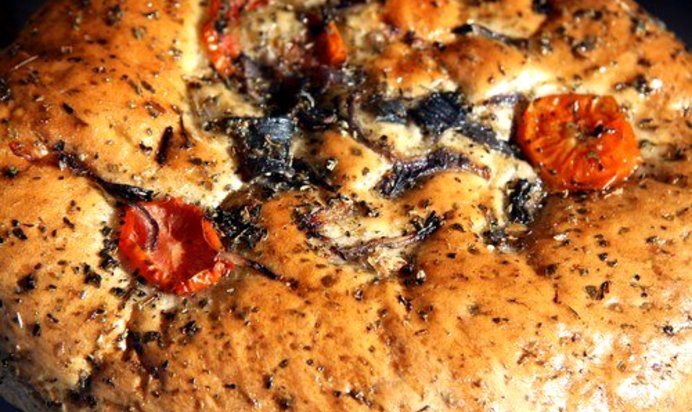 Фокачча с песто, маслинами и перцами пеппердью