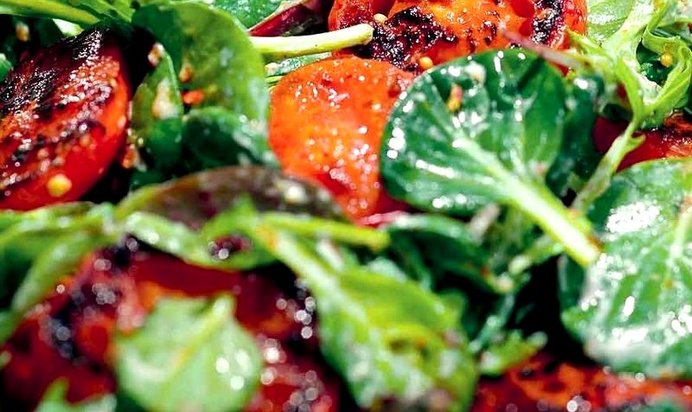 Салат с жареными томатами