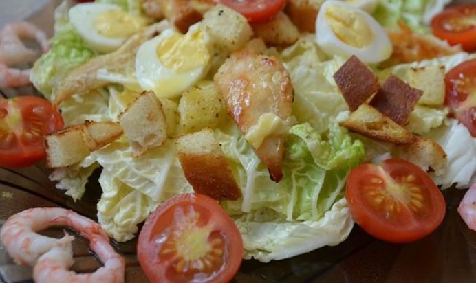 Салат Цезарь с курицей и креветками