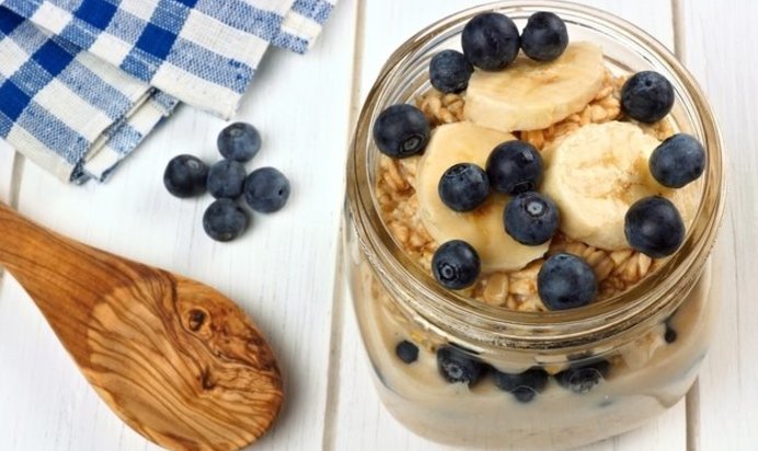 Овсянка с бананом и голубикой