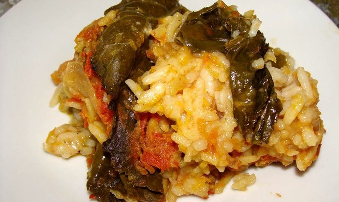 Голубцы в листьях лопуха