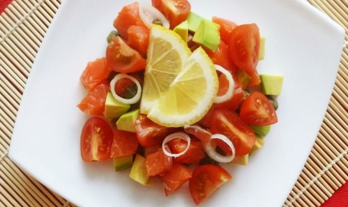 Салат с семгой, авокадо и каперсами