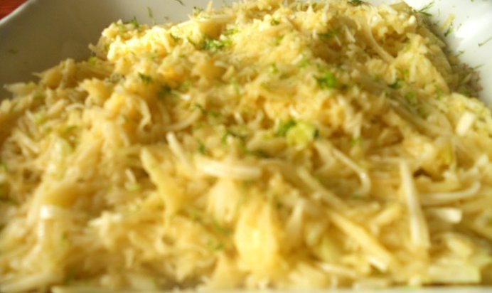 Салат из корня сельдерея и яблок с винегретом из масла фундука