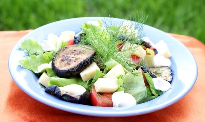 Овощной салат с печеными баклажанами