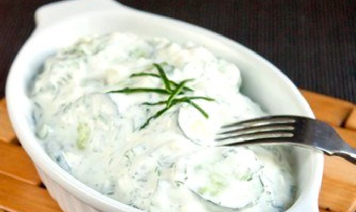 Огуречный салат с йогуртовой заправкой и укропом