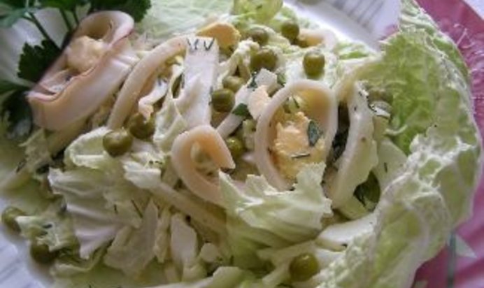 Салат с кальмарами и пекинской капустой Нежность