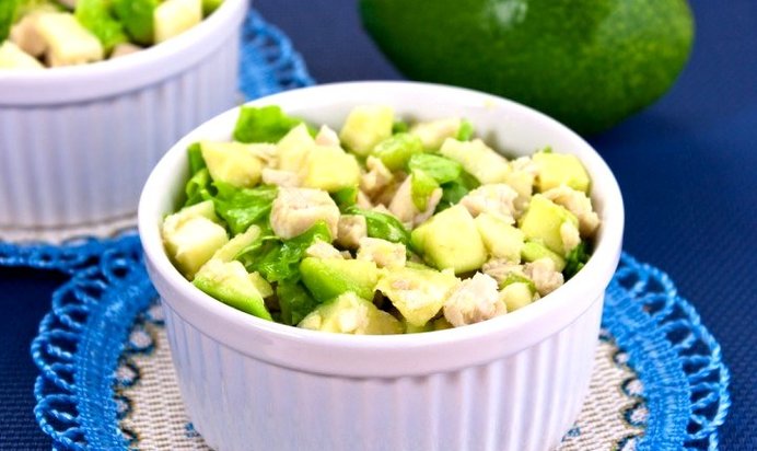 Салат с авокадо, яблоком и куриным филе