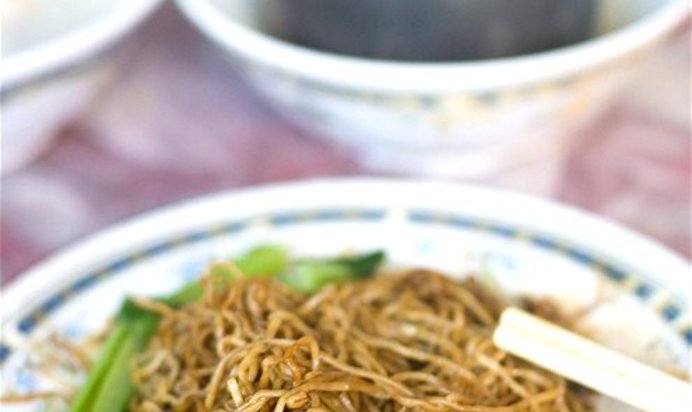 Рисовая лапша со свининой и зеленым луком