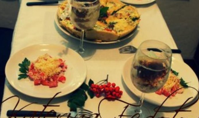 Салат из крабового мяса, томатов и сыра