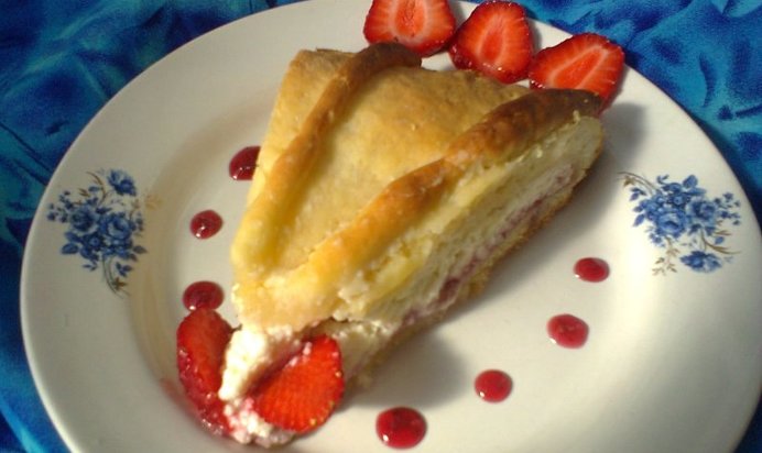 Пирог с творогом и вареньем из песочного теста