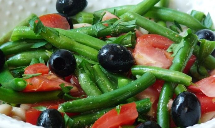 Фасолевый салат с оливками