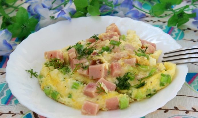 Омлет с ветчиной и зеленым луком
