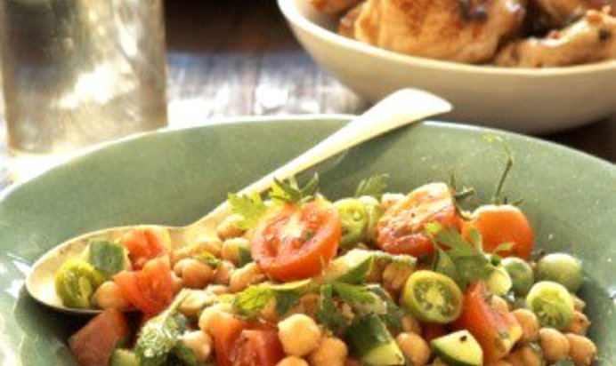 Салат с нутом, помидорами и мятой