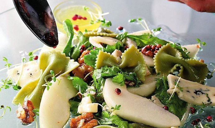 Салат с грушами и горгонзолой