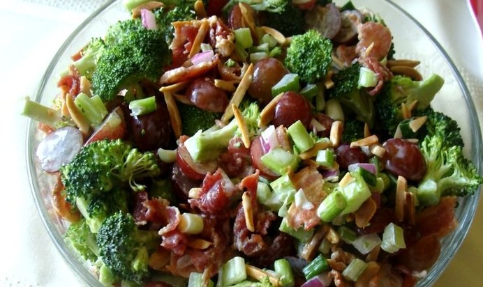 Красный салат из брокколи