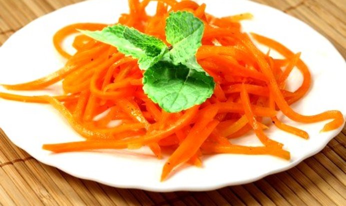 Морковь с кедровыми орешками и базиликом