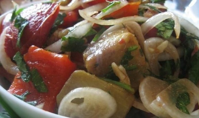 Овощной салат с запеченным перцем