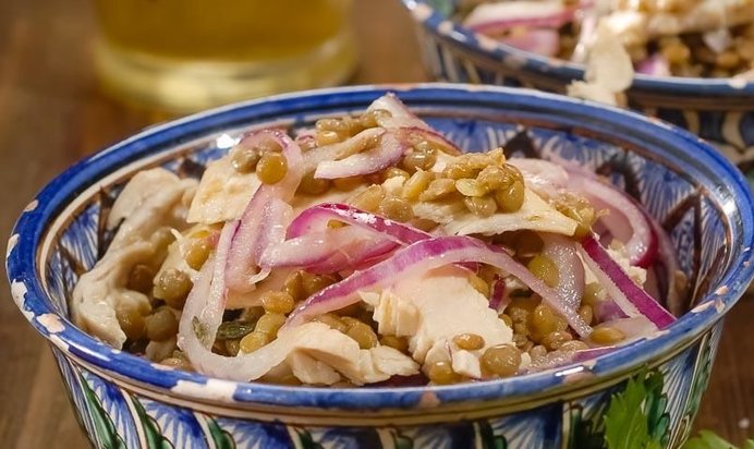 Теплый салат с чечевицей