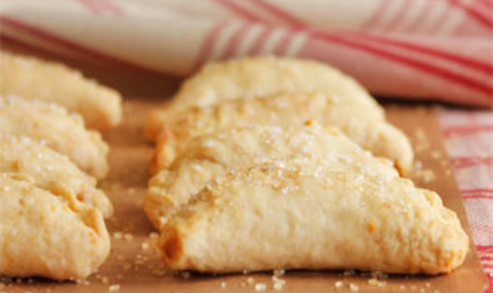 Пирожки с яблоками, корицей и сыром чеддер