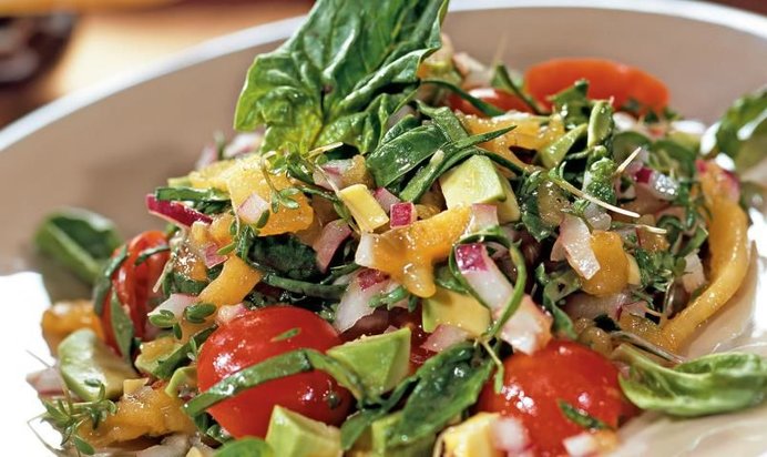 Салат с хурмой и авокадо