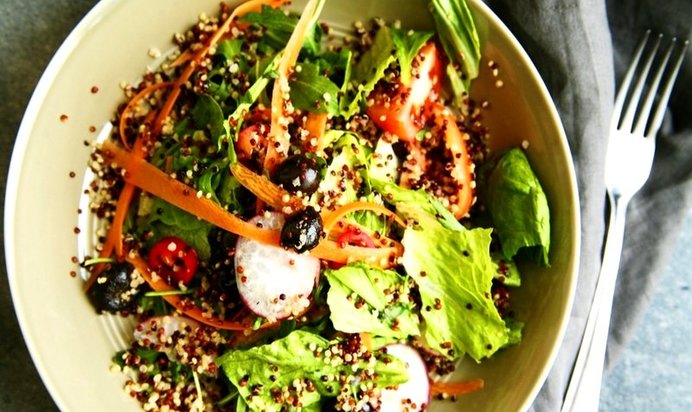 Салат из киноа с овощами