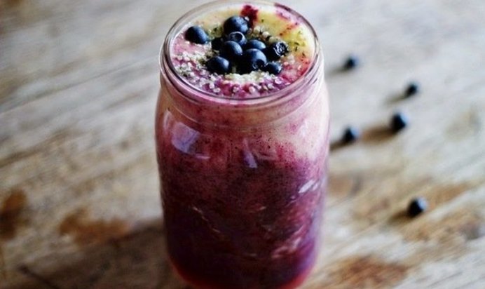 Овсянка в банке с бананом и черникой