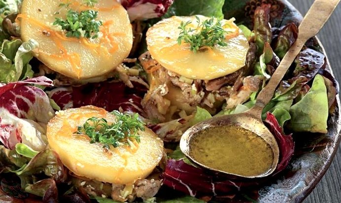 Теплый салат из цесарки с жареными яблоками