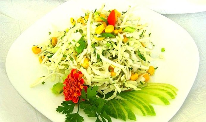 Салат с капустой и кукурузой