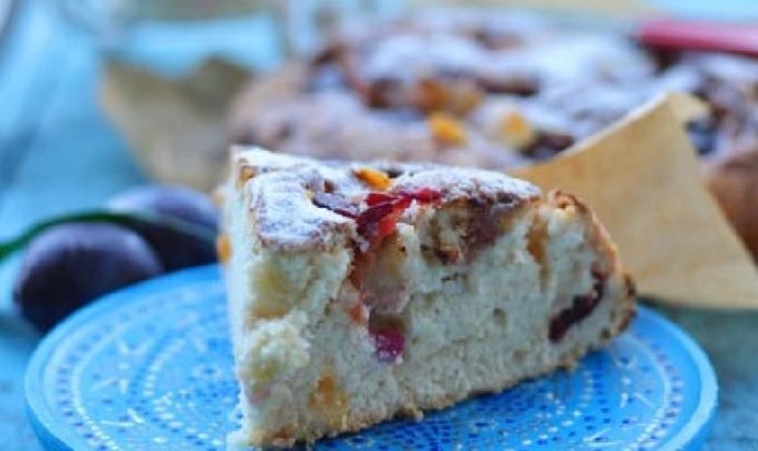 Простая и быстрая сливовая шарлотка