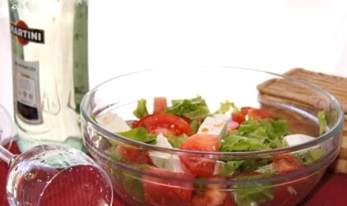 Салат с помидорами и сыром