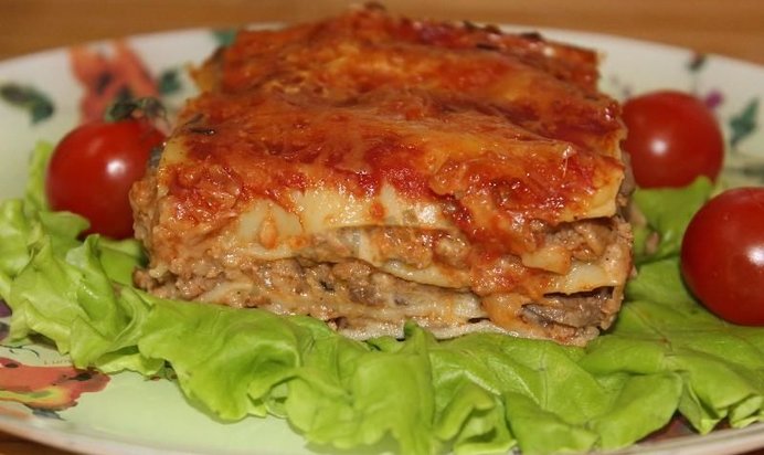 Мясная лазанья с грибным соусом