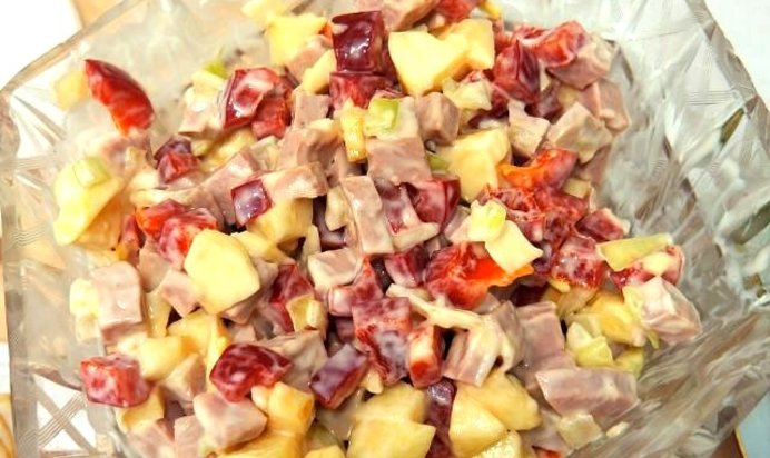 Салат с колбасой и яблоками