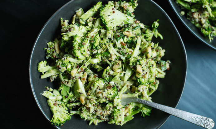 Салат с киноа и брокколи