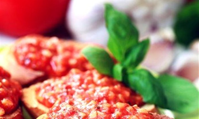 Брускетта с томатом