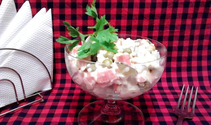 Оливье с перепелиными яйцами