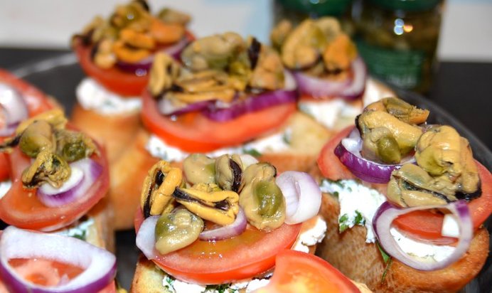 Брускетта с помидорами и мидиями