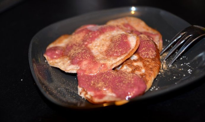 Оладьи с земляникой и ягодным соусом